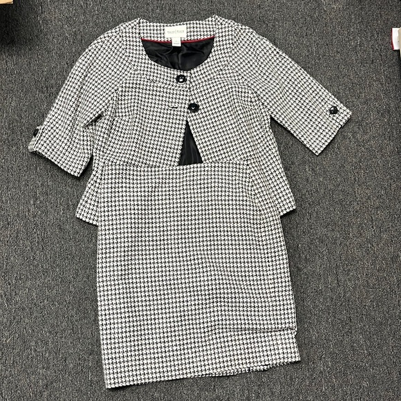 White House Black Market Dresses & Skirts - White House Black Market Houndstooth vintage style suit set, size 8.